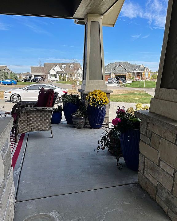 1st image of 1341 N Shadow Rock Dr