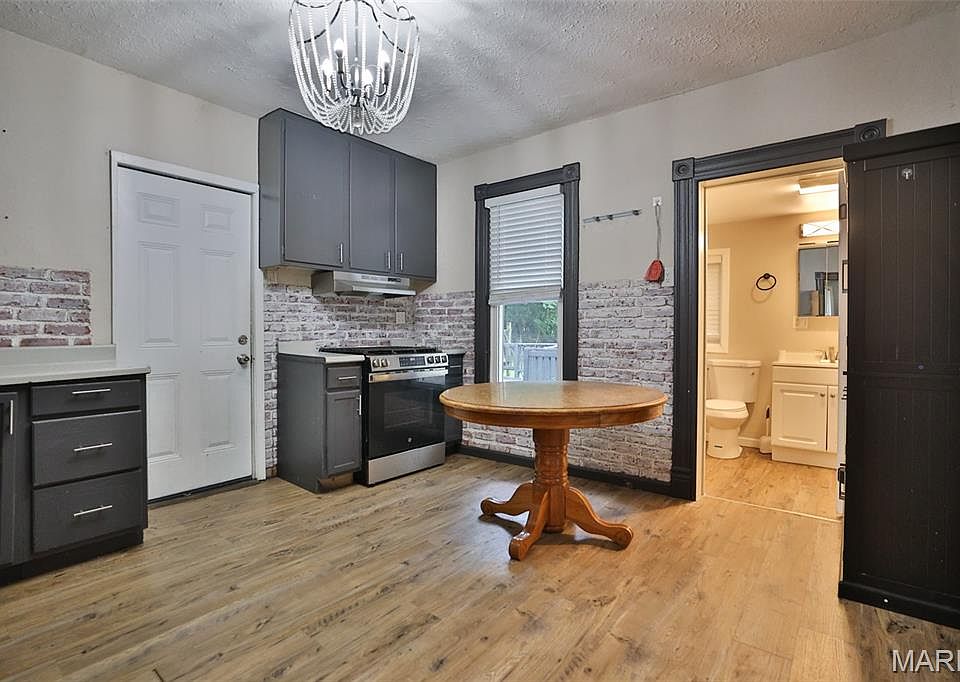 16th image of 522 Shelly St