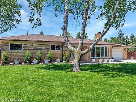 2nd image of 27995 Gail Dr
