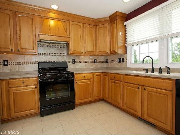 3rd image of 600 Lancelot Ln
