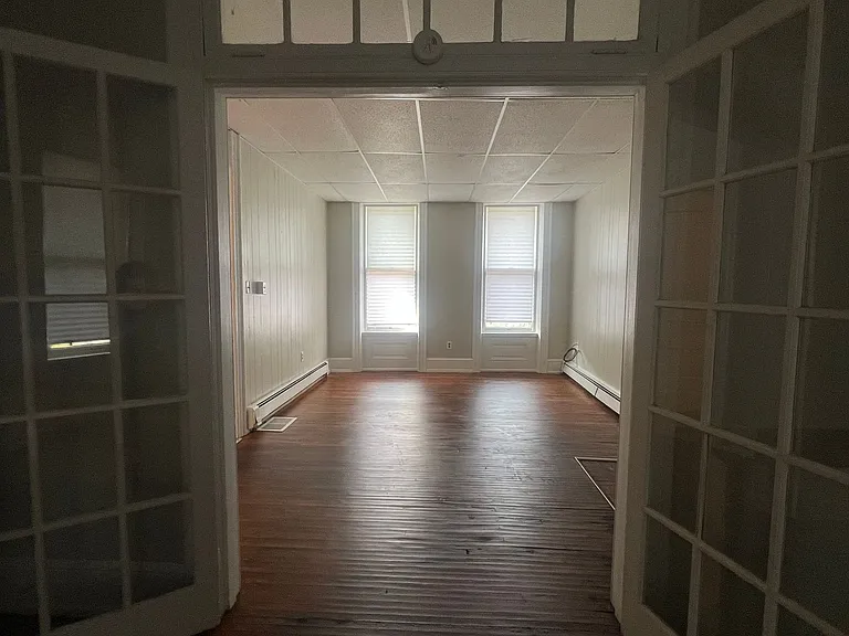 404 E Market St — Photo 2