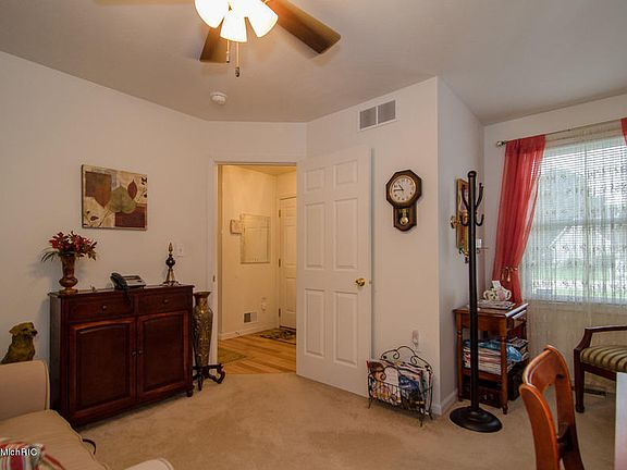 4th image of 1323 Honeysuckle Ln