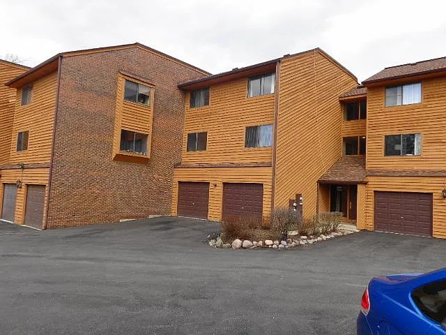 9555 Arrowhead Dr APT D1 photo 1