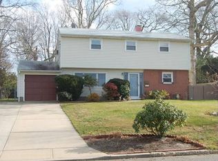 127 Matthews Rd, Oakdale, NY 11769