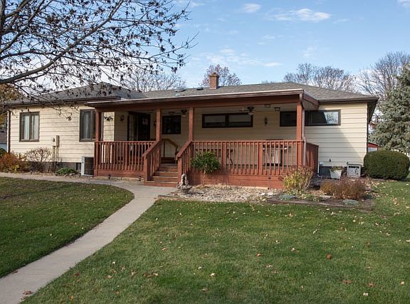 3rd image of 2023 Maplewood Dr