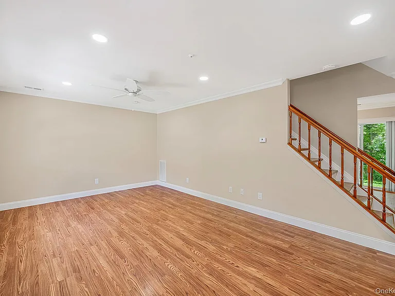 17 Bartlett Cmns — Photo 2