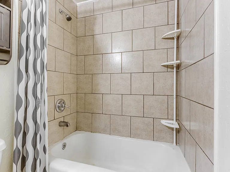4205 NE 16th Ter — Photo 14