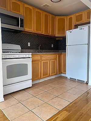 4th image of 515 Van Buren St #2