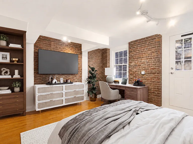 112 W 15th St #1 — Photo 4