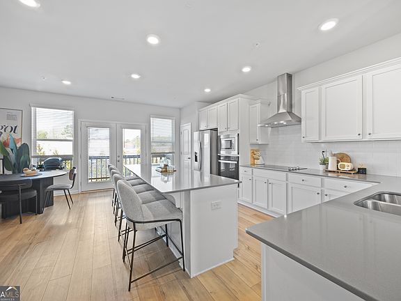 5th image of 215 Wallace St