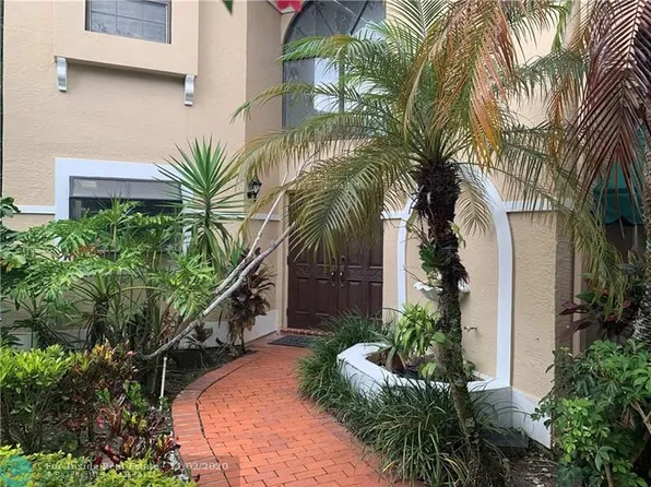 22548 Caravelle Cir, Boca Raton, FL 33433