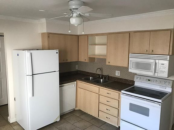 Kitchen with tile backsplash