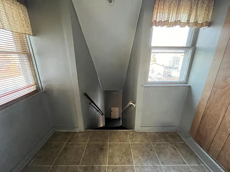 3 bed, 1.0 bath, $989 — Photo 4