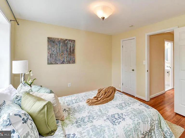 1648 L St NE — Photo 16