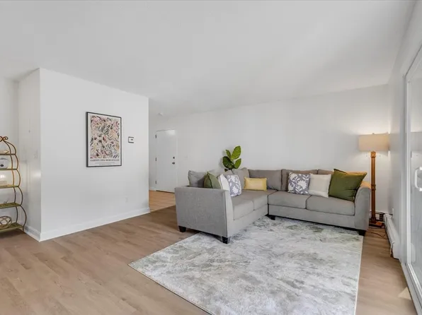 13 Chapel Hill Dr APT 5, Plymouth, MA 02360