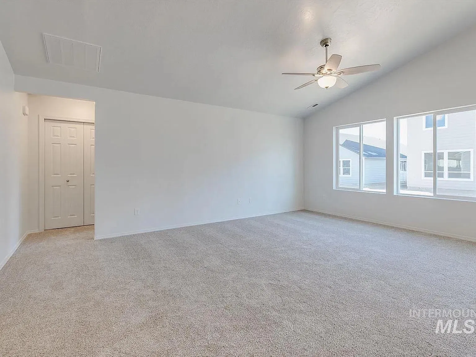 2064 N Bing Ave — Photo 3