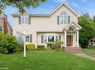 27 Lowell St, Bethpage, NY 11714
