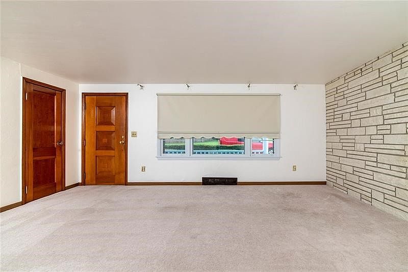 LIVING ROOM . SPACIOUS WITH WEST FACING WINDOW