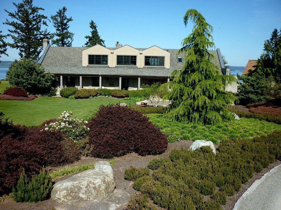 Landscaped w/ Sprinklers