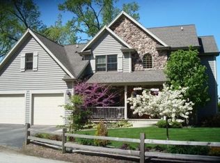 33 S Lake Ave, Grayslake, IL 60030