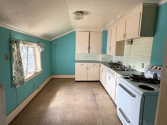 3rd image of 108 Buffalo St