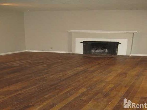 2nd image of 1015 E Saginaw Way