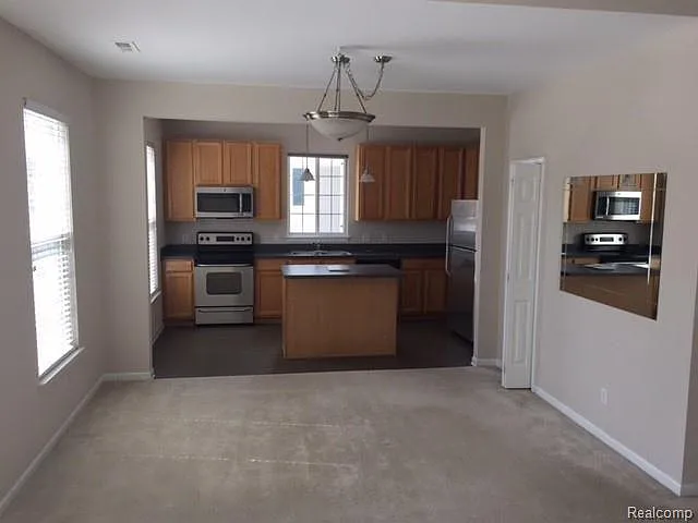 3 bed, 2.0 bath, 1711 sqft, $2,500 — Photo 2
