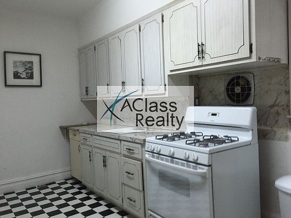 4th image of 2578 Steinway St