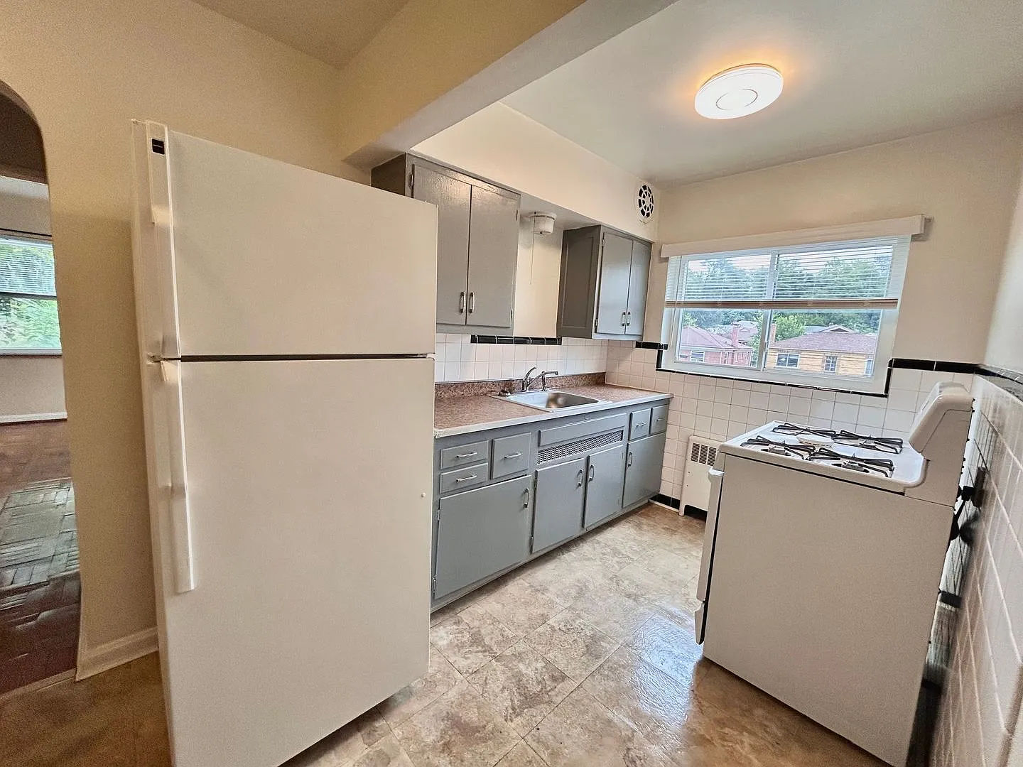 1 bed, 1.0 bath, $995 — Photo 4