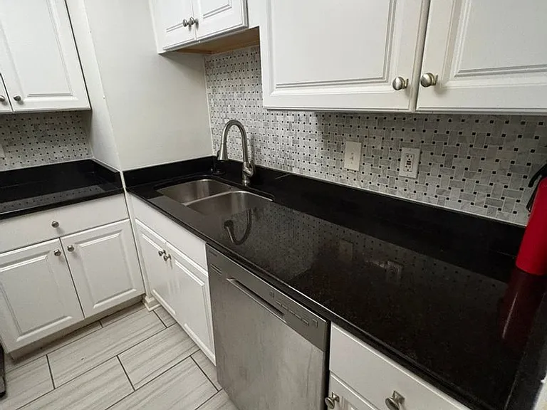 2325 Elliston Pl — Photo 2