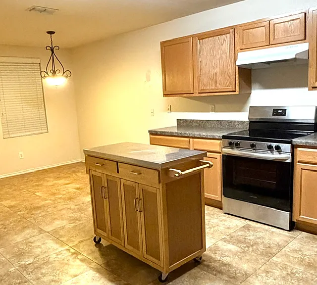 Kitchen & breakfast area