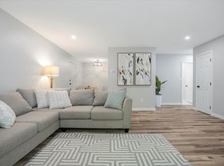 2 Chapel Hill Dr APT 7, Plymouth, MA 02360