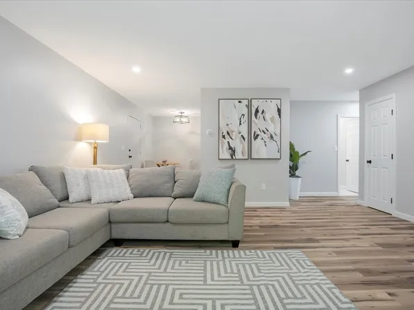 2 Chapel Hill Dr APT 7, Plymouth, MA 02360