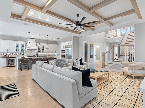 5th image of 9369 Crestview Cir