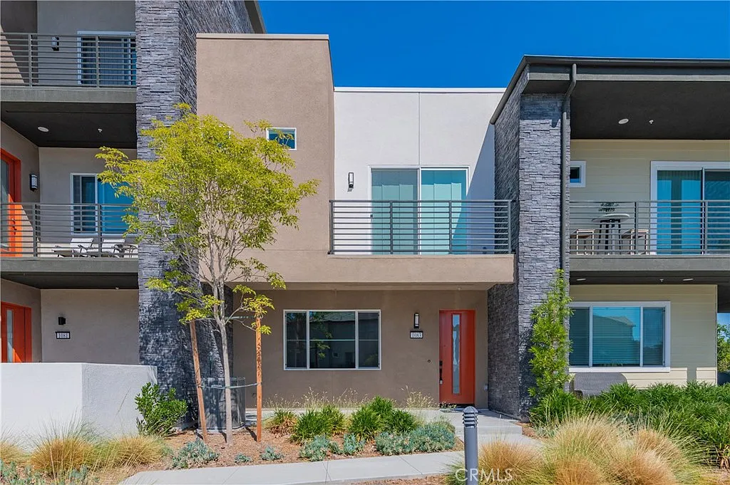 3 bed, 2.5 bath, 1795 sqft, $5,000 — Photo 1