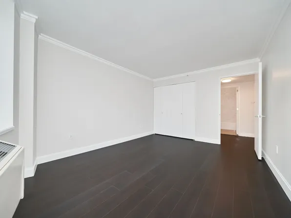 160 Riverside Boulevard image 9 of 11