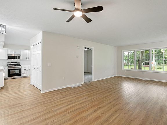 3rd image of 426 Meade Rd