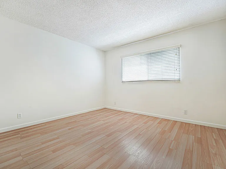 937 6th St in Santa Monica - North of Wilshire and 6 blocks to the beach! — Photo 14