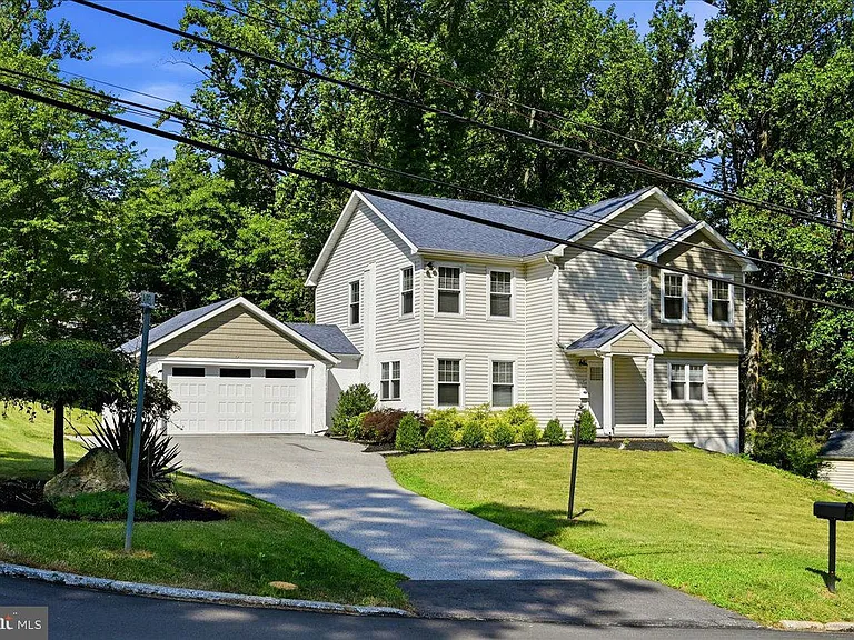 17 Lizbeth Ln — Photo 3
