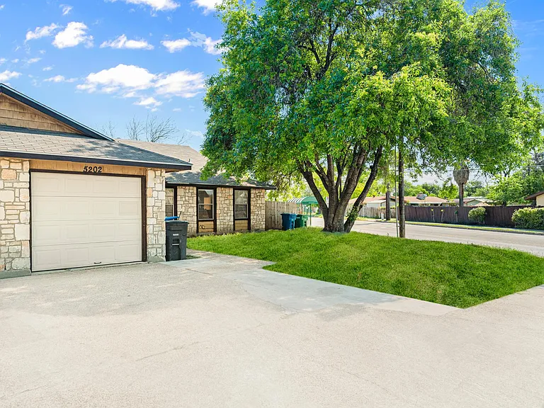 5202 Gawain Dr — Photo 2