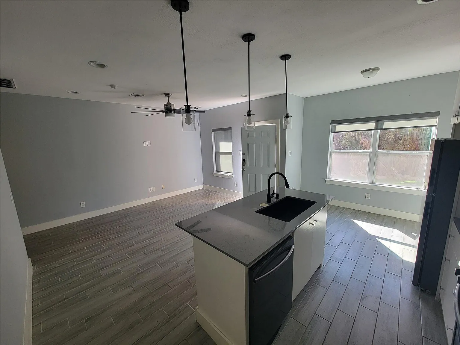 3 bed, 2.5 bath, 1674 sqft, $1,945 — Photo 2