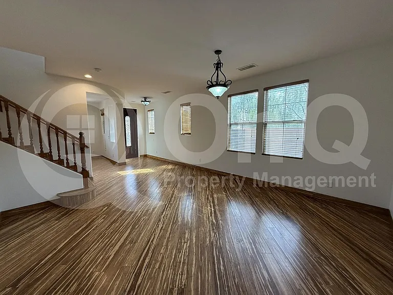 1104 E Gail Dr — Photo 3