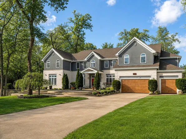 28W280 Oak Creek Ct, West Chicago, IL 60185