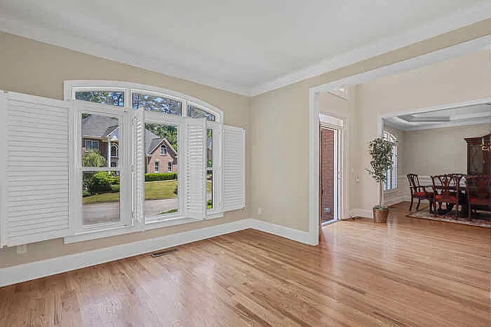 8 bed, 5.0 bath, 6200 sqft, $5,295 — Photo 4