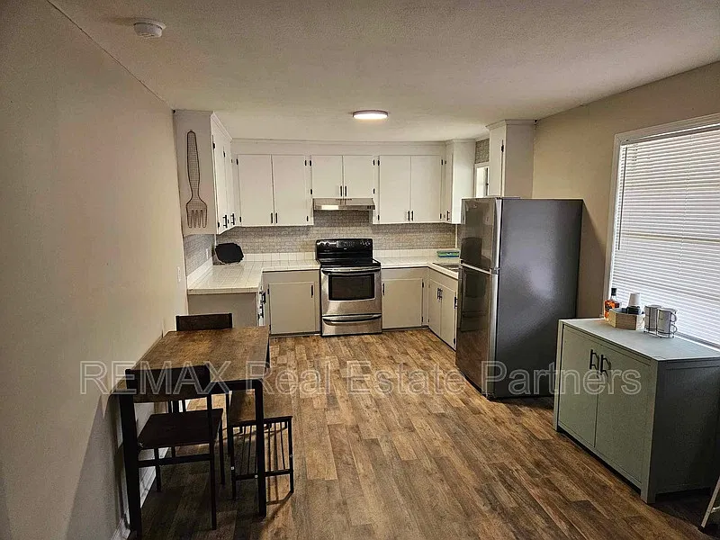 2 bed, 1.0 bath, 884 sqft, $850 — Photo 3