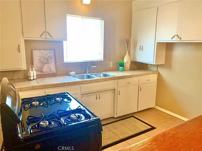 550 N Valencia Pl — Photo 7