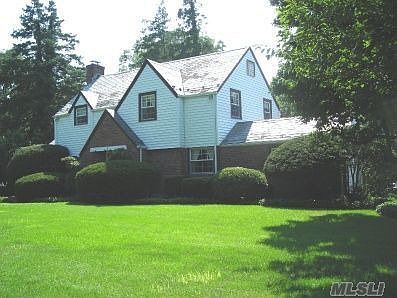 1st image of 8 Oakwood Ln