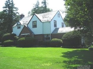 8 Oakwood Ln, Manhasset, NY 11030