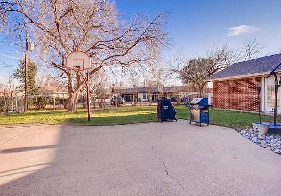 2nd image of 3326 Pine Tree Cir