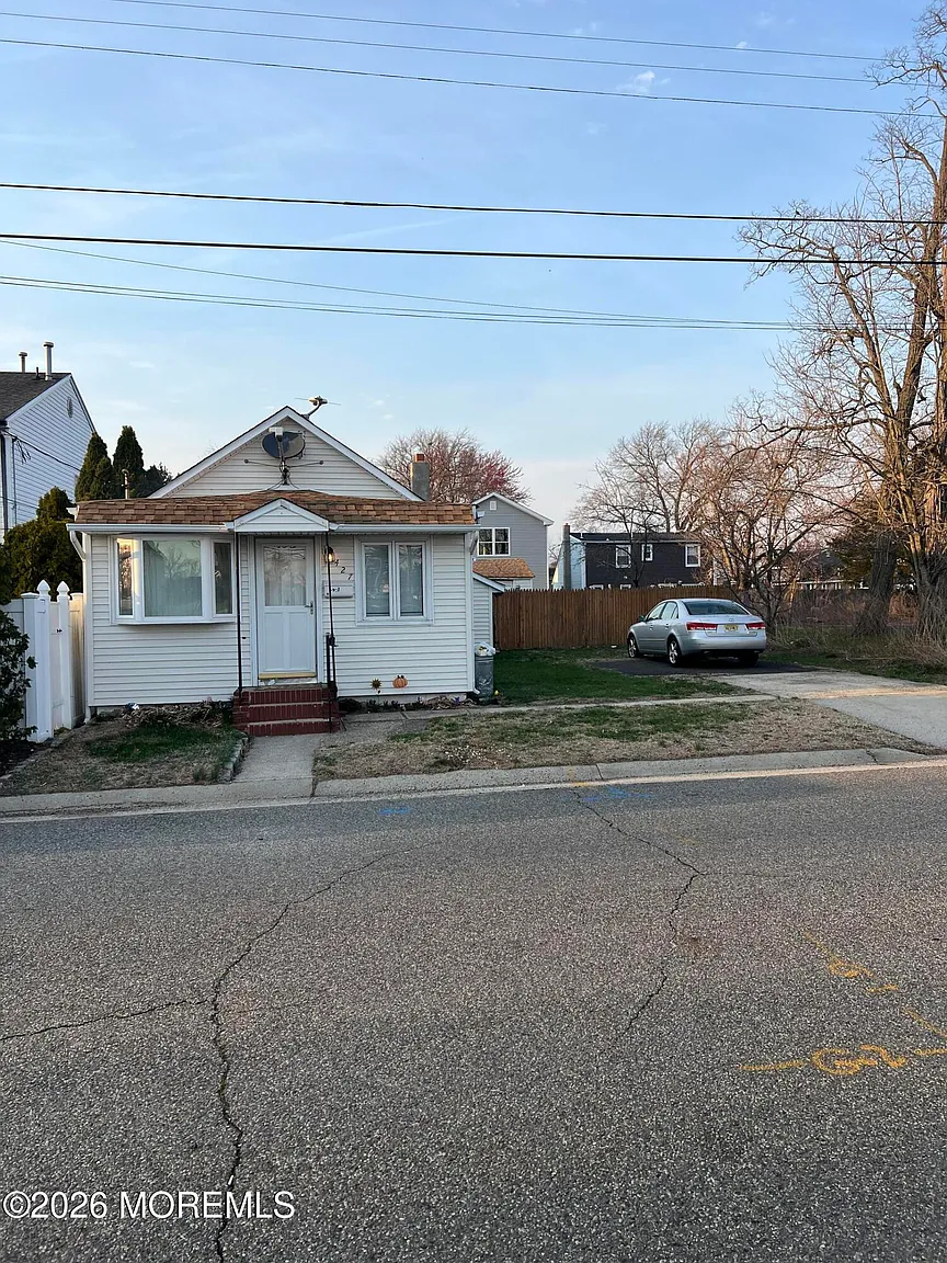 427 Sullivan Place photo 1